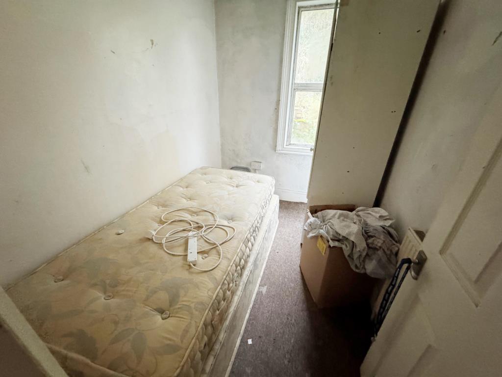 Lot: 136 - TERRACE HOUSE FOR IMPROVEMENT - Bedroom 3